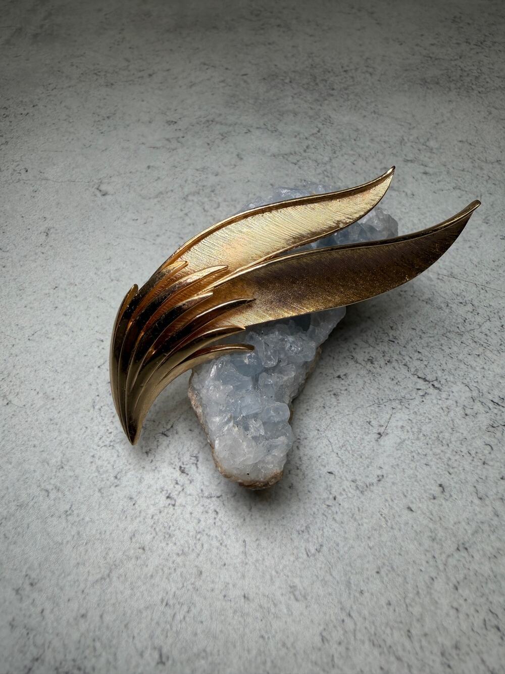 Vintage Crown Trifari Goldtone Brooch Abstract MCM Feather Leaf
